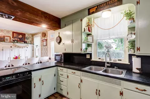 Kitchen - 1517 E Newport Rd, Lititz, PA 17543 photo 3 of 5