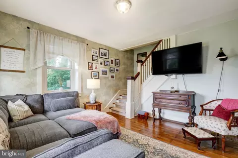 Living - 1517 E Newport Rd, Lititz, PA 17543 photo 2 of 2