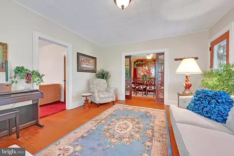 Living - 417 Woodcrest Ave, Lititz, PA 17543 photo 2 of 2