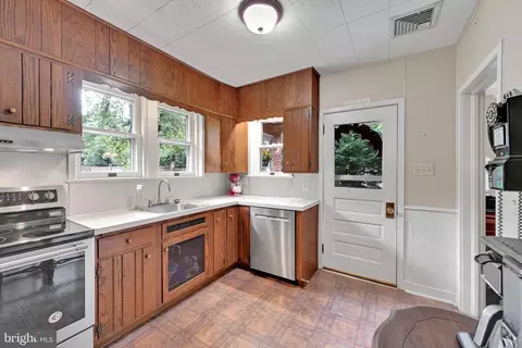 Kitchen - 417 Woodcrest Ave, Lititz, PA 17543 photo 2 of 2