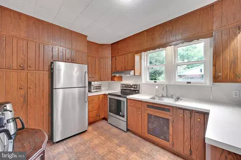 Kitchen - 417 Woodcrest Ave, Lititz, PA 17543 photo 1 of 2