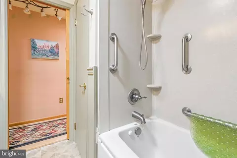 Bath - 2 Farm Ln, Lititz, PA 17543 photo 3 of 3