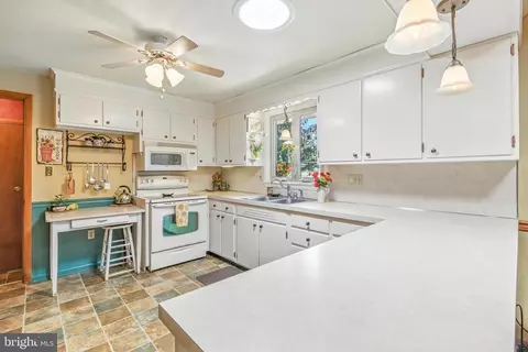Kitchen - 2 Farm Ln, Lititz, PA 17543 photo 3 of 4