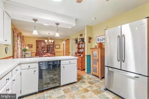 Kitchen - 2 Farm Ln, Lititz, PA 17543 photo 2 of 4
