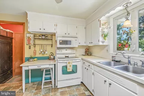 Kitchen - 2 Farm Ln, Lititz, PA 17543 photo 4 of 4
