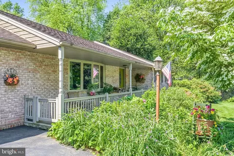 Exterior - 2 Farm Ln, Lititz, PA 17543 photo 3 of 13