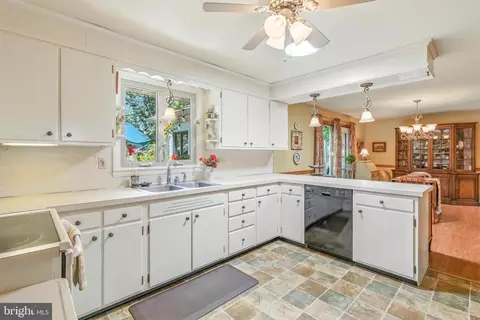 Kitchen - 2 Farm Ln, Lititz, PA 17543 photo 1 of 4