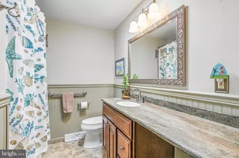 Bath - 2 Farm Ln, Lititz, PA 17543 photo 2 of 3