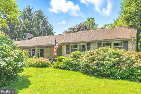 2 Farm Ln, Lititz, PA 17543