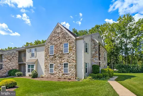 212 Greenview Dr, Lancaster, PA 17601