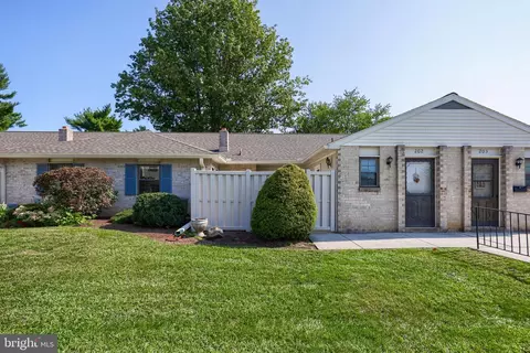 202 Valleybrook Dr, Lancaster, PA 17601