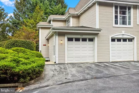 403 Country Place Dr, Lancaster, PA 17601