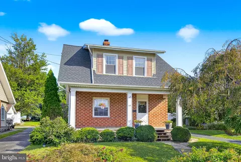 63 E Main St, Leola, PA 17540