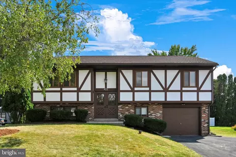 422 Chelsea Dr, Lancaster, PA 17601