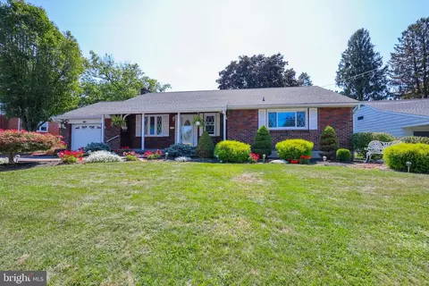 928 Walnut St, Akron, PA 17501