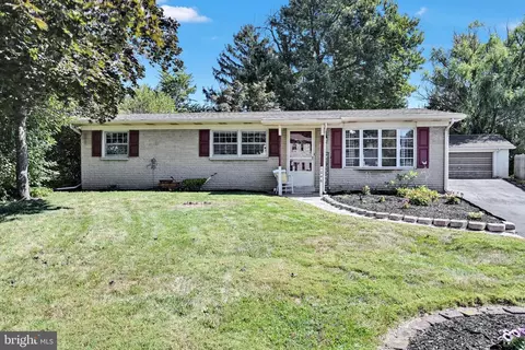 1046 Henn Ave, Ephrata, PA 17522