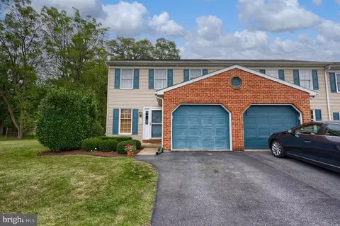 453 Crosswinds Dr, Lititz, PA 17543 photo 1