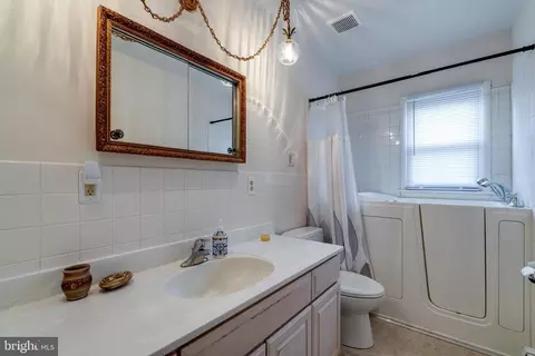 Bath - 201 Cardinal Rd, Lititz, PA 17543 photo 5 of 6