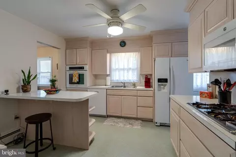 Kitchen - 201 Cardinal Rd, Lititz, PA 17543 photo 1 of 4