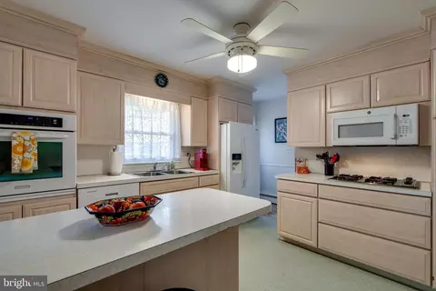 Kitchen - 201 Cardinal Rd, Lititz, PA 17543 photo 3 of 4