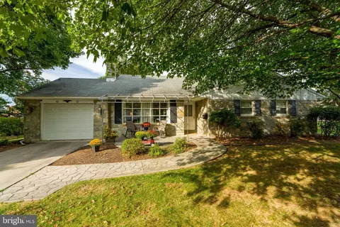 201 Cardinal Rd, Lititz, PA 17543