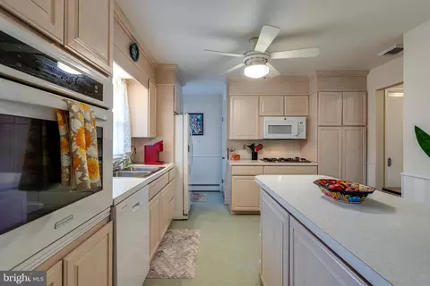 Kitchen - 201 Cardinal Rd, Lititz, PA 17543 photo 4 of 4