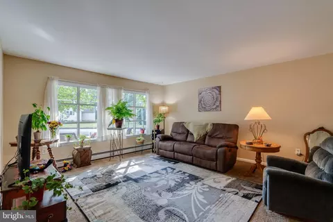 Living - 201 Cardinal Rd, Lititz, PA 17543 photo 3 of 4