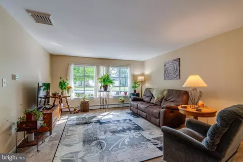 Living - 201 Cardinal Rd, Lititz, PA 17543 photo 2 of 4