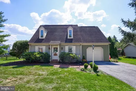306 Bracken Dr, Lancaster, PA 17601