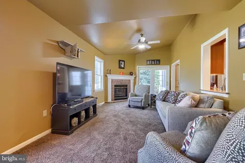 Living - 22 Camellia Ct, Lititz, PA 17543 photo 5 of 6
