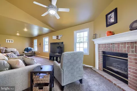 Living - 22 Camellia Ct, Lititz, PA 17543 photo 4 of 6