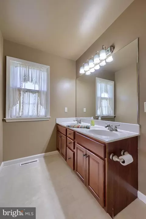 Bath - 22 Camellia Ct, Lititz, PA 17543 photo 2 of 6