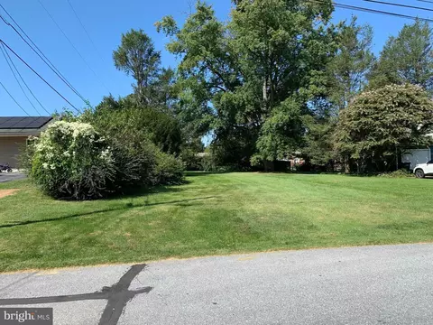 2024 Meadow Ridge Dr, Lancaster, PA 17601