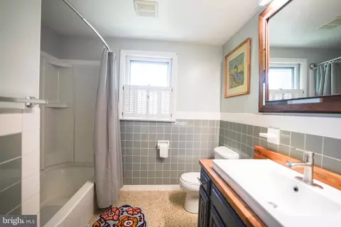 Bath - 105 Mayfield Dr, Lititz, PA 17543 photo 2 of 3