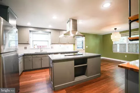 Kitchen - 105 Mayfield Dr, Lititz, PA 17543 photo 3 of 4