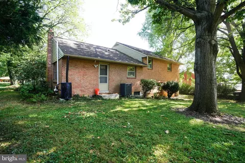 Exterior - 105 Mayfield Dr, Lititz, PA 17543 photo 4 of 7