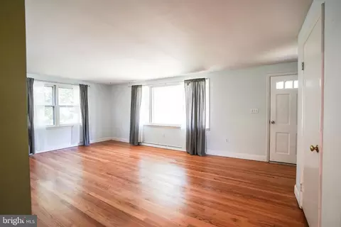 Living - 105 Mayfield Dr, Lititz, PA 17543 photo 2 of 4