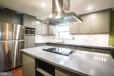 Kitchen - 105 Mayfield Dr, Lititz, PA 17543 photo 4 of 4