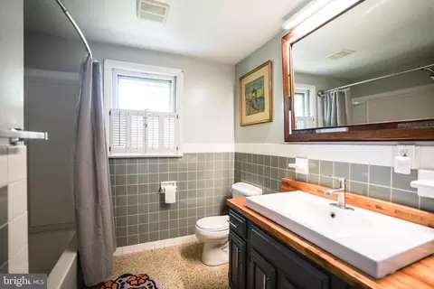 Bath - 105 Mayfield Dr, Lititz, PA 17543 photo 1 of 3