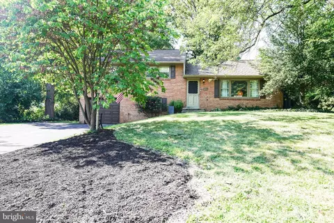 Exterior - 105 Mayfield Dr, Lititz, PA 17543 photo 2 of 7