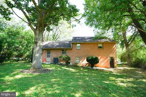 Exterior - 105 Mayfield Dr, Lititz, PA 17543 photo 3 of 7