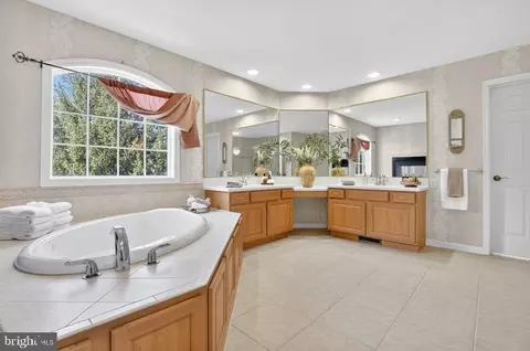 Bath - 677 Dorset St, Lititz, PA 17543 photo 2 of 6