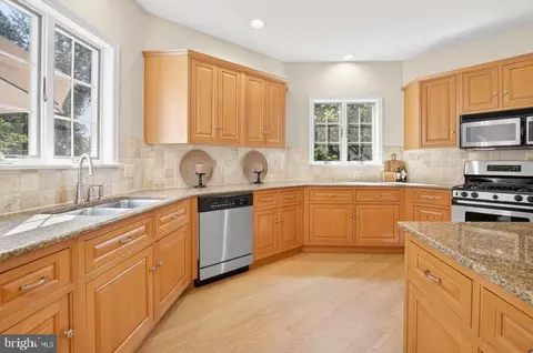 Kitchen - 677 Dorset St, Lititz, PA 17543 photo 3 of 3