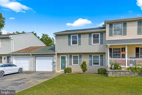 25 Sunrise Ter, Millersville, PA 17551