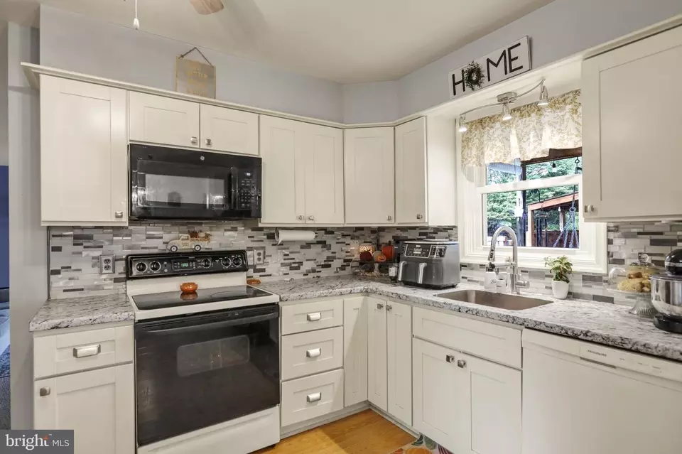 Kitchen - 81 W South Ave, Landisville, PA 17538 photo 2 of 2