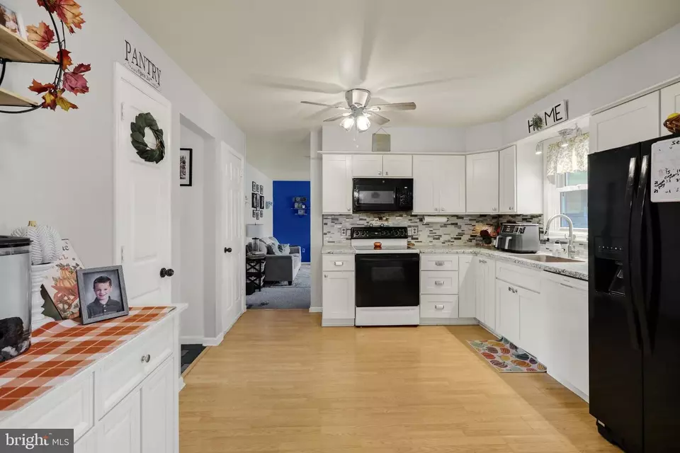 Entry Way - 81 W South Ave, Landisville, PA 17538 photo 5 of 6