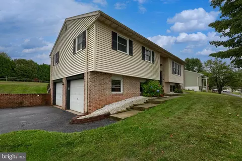 979 Daniel Dr, Stevens, PA 17578 photo 2