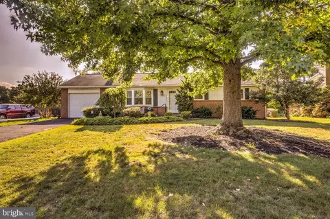 70 Meadow View Dr, Leola, PA 17540