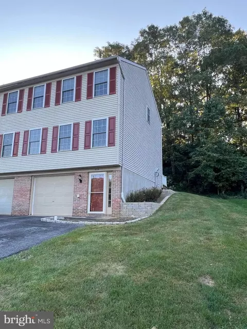 635 Rockwood Dr, Elizabethtown, PA 17022