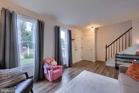 Entry Way - 425 Cardinal Rd, Lititz, PA 17543 photo 2 of 2